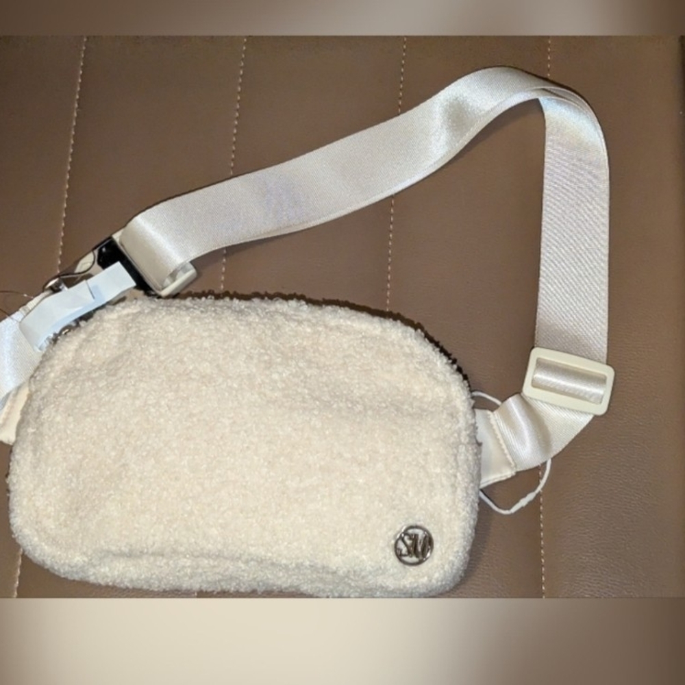 NWT Steve Madden White Sherpa Crossbody/ Waist Bag - Picture 1 of 7